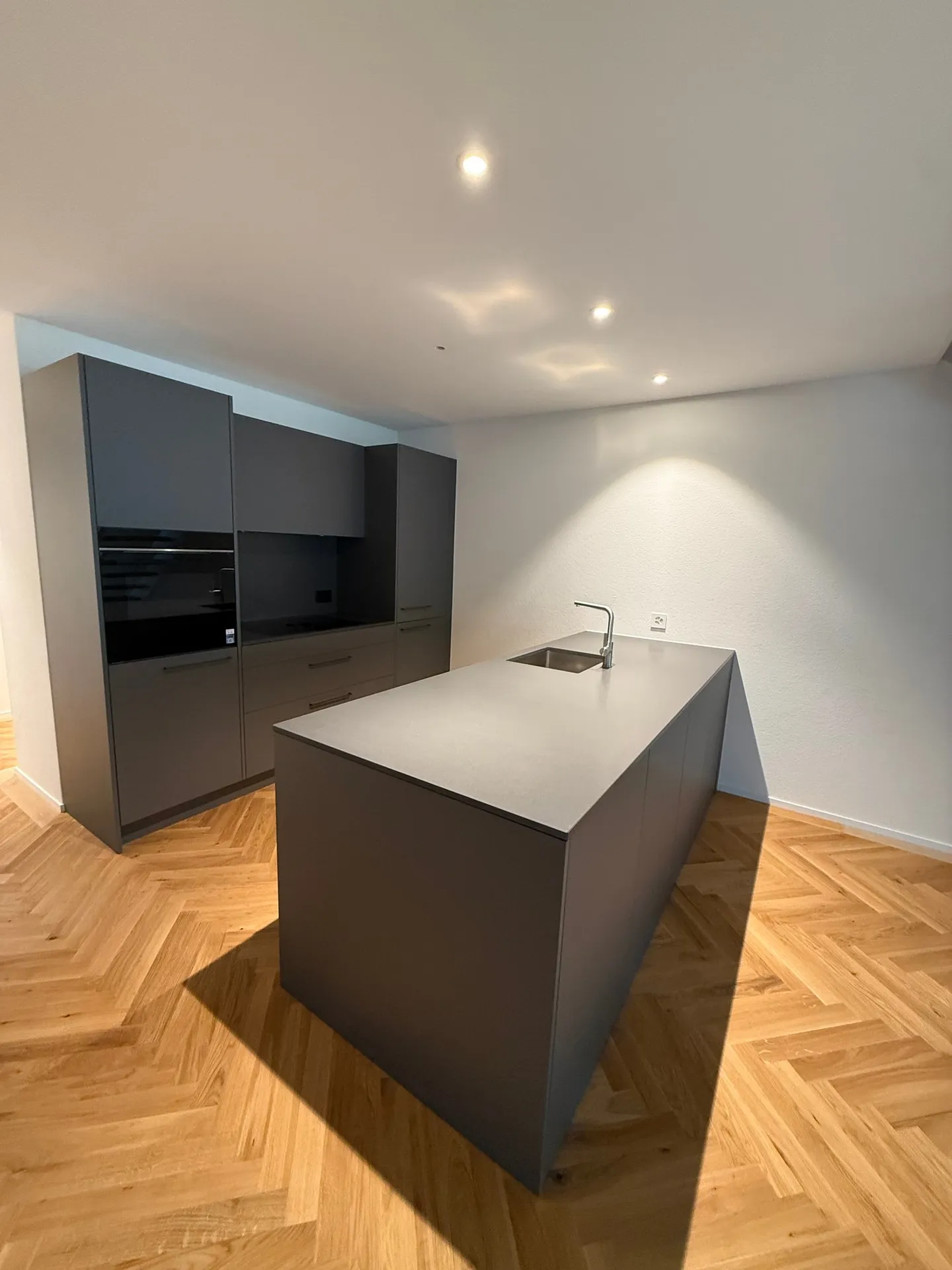 Moderno appartamento duplex di 4,5 stanze in una posizione tranquilla a Blauen - Foto 1 di 19