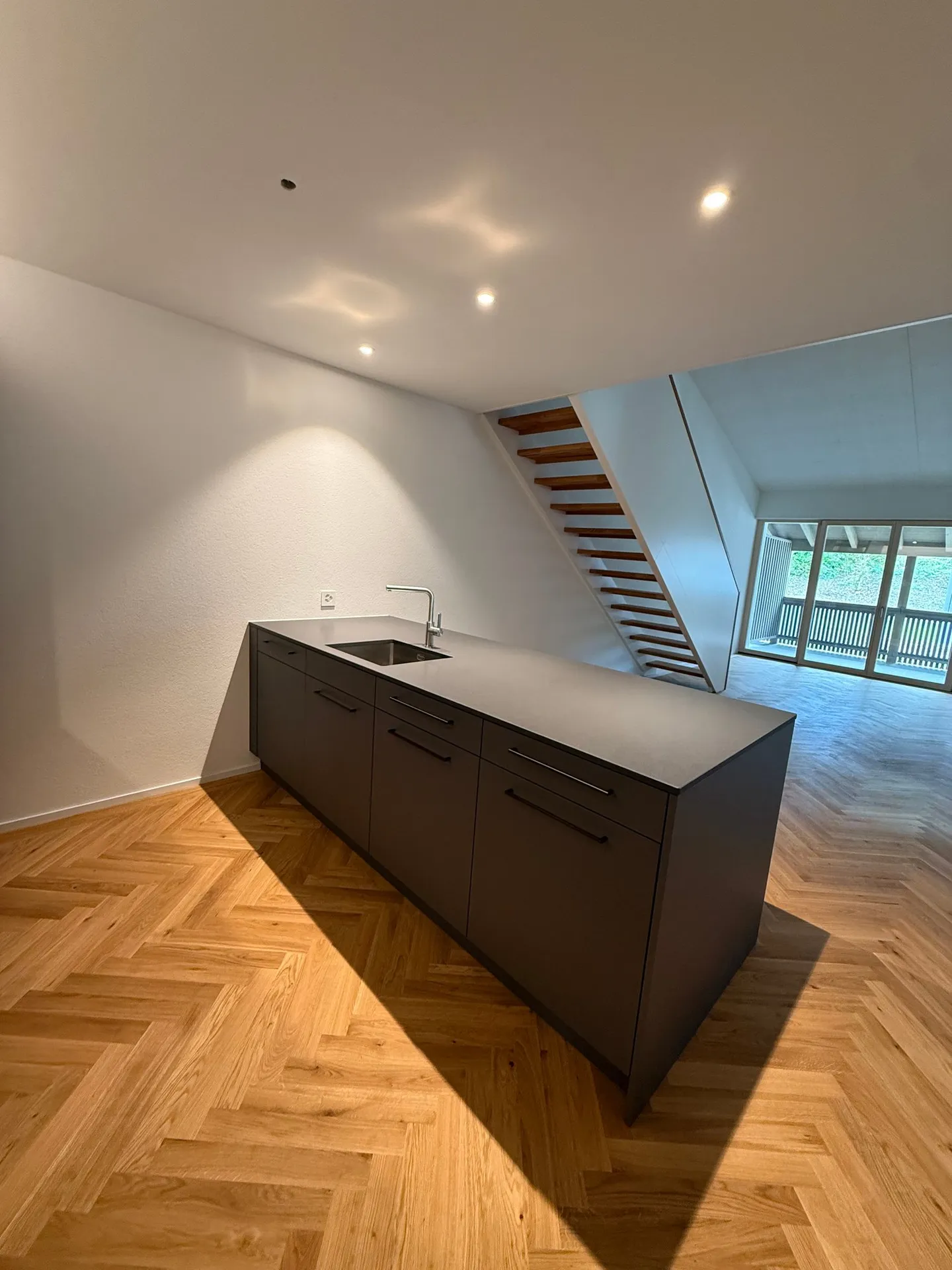 Moderno appartamento duplex di 4,5 stanze in una posizione tranquilla a Blauen - Foto 4 di 19