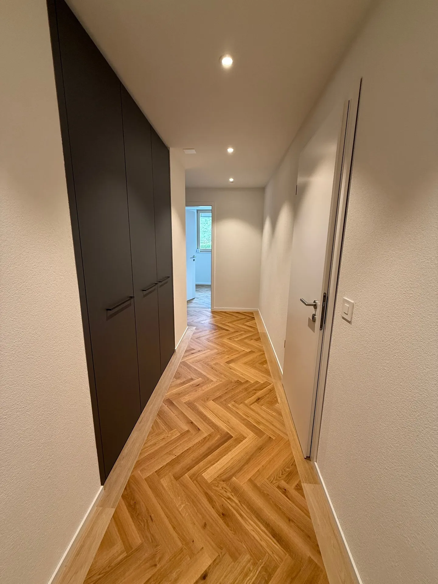 Moderno appartamento duplex di 4,5 stanze in una posizione tranquilla a Blauen - Foto 7 di 19