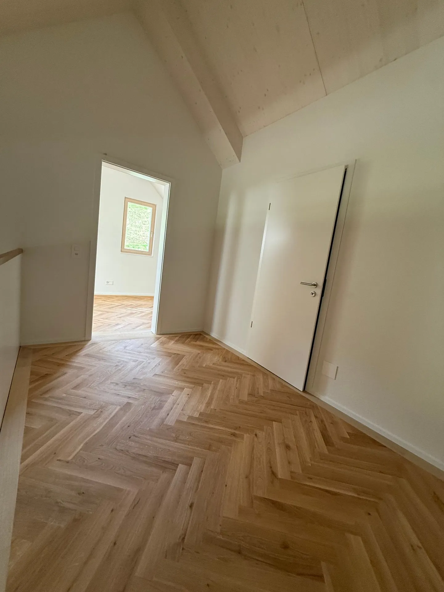 Moderno appartamento duplex di 4,5 stanze in una posizione tranquilla a Blauen - Foto 17 di 19