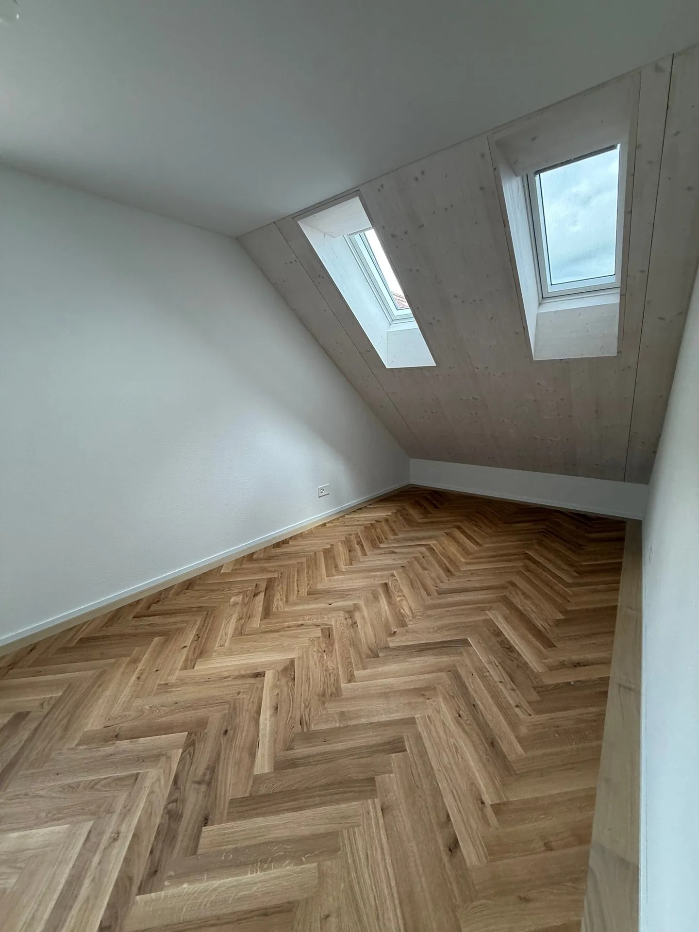 Moderno appartamento duplex di 4,5 stanze in una posizione tranquilla a Blauen - Foto 11 di 19