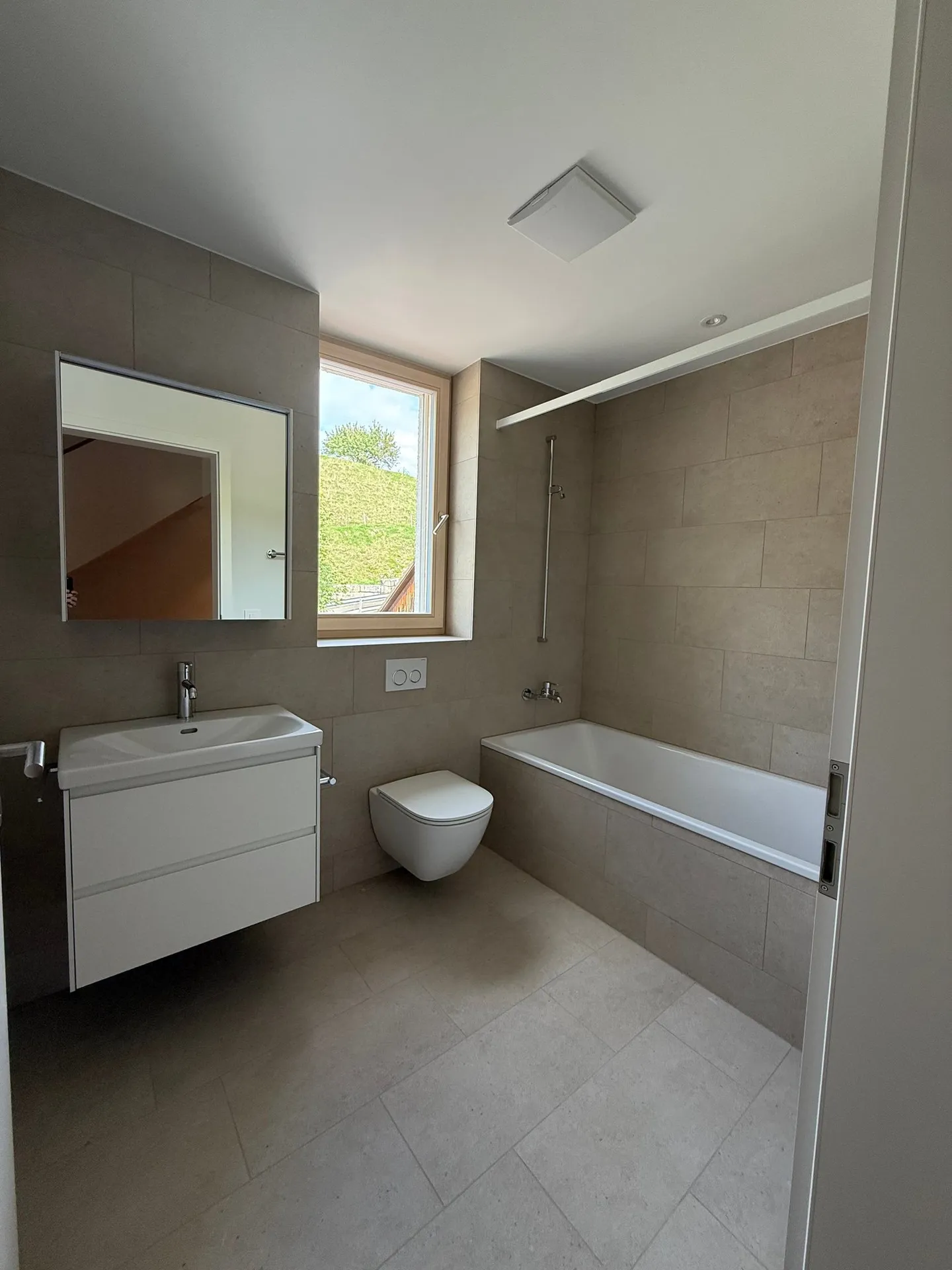 Moderno appartamento duplex di 4,5 stanze in una posizione tranquilla a Blauen - Foto 13 di 19