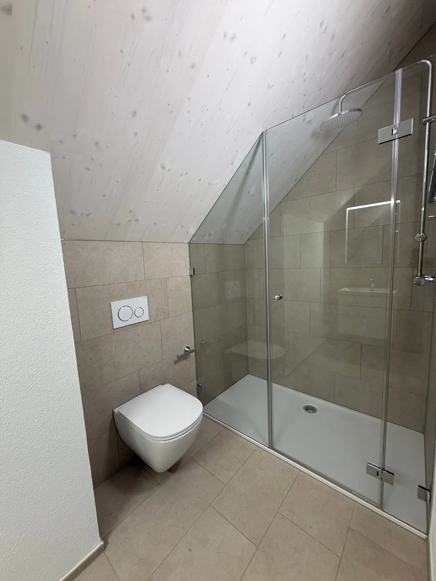 Moderno appartamento duplex di 4,5 stanze in una posizione tranquilla a Blauen - Foto 15 di 19
