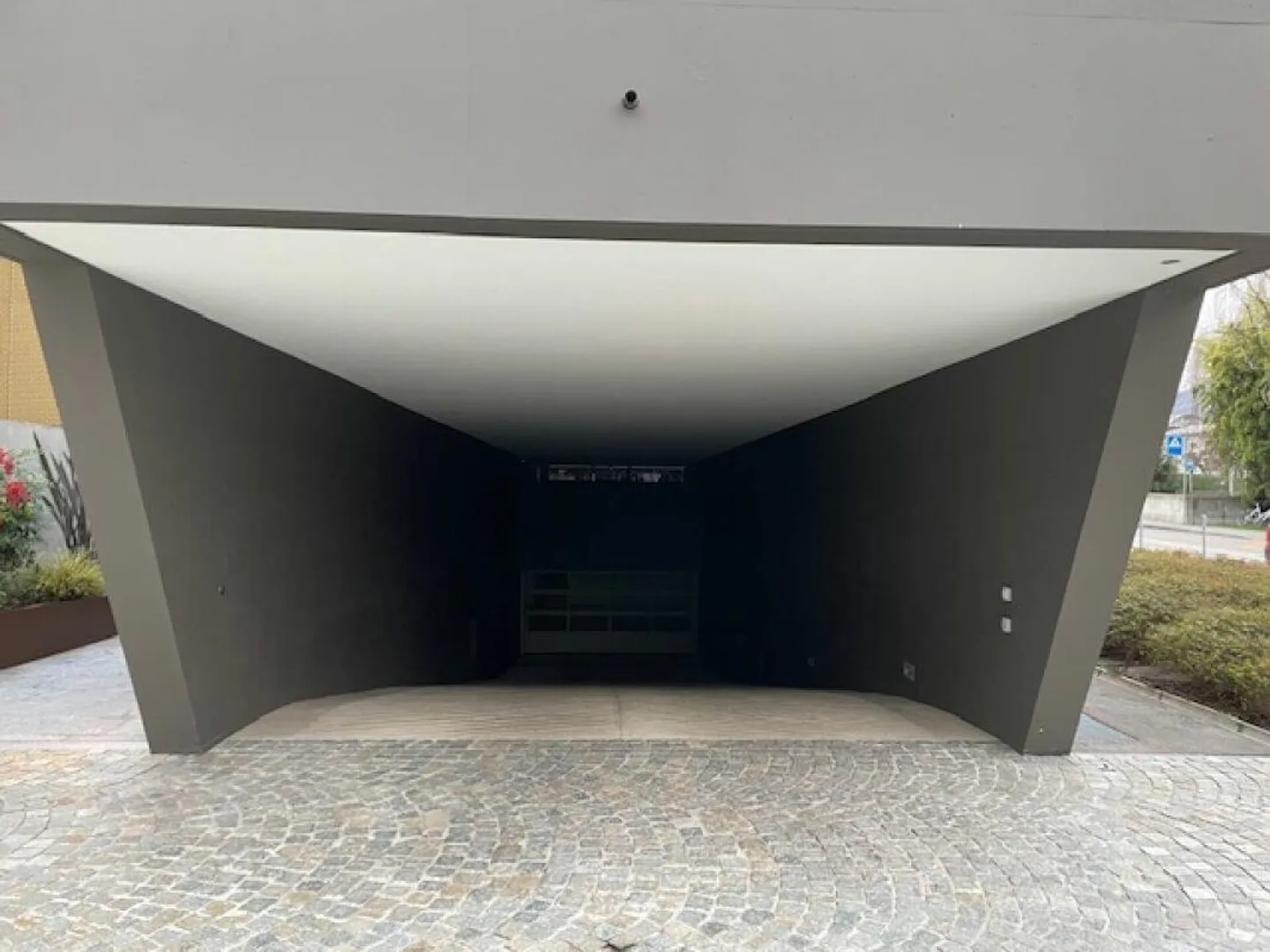 Parking space in the underground garage in Losone - Photo 2 of 4