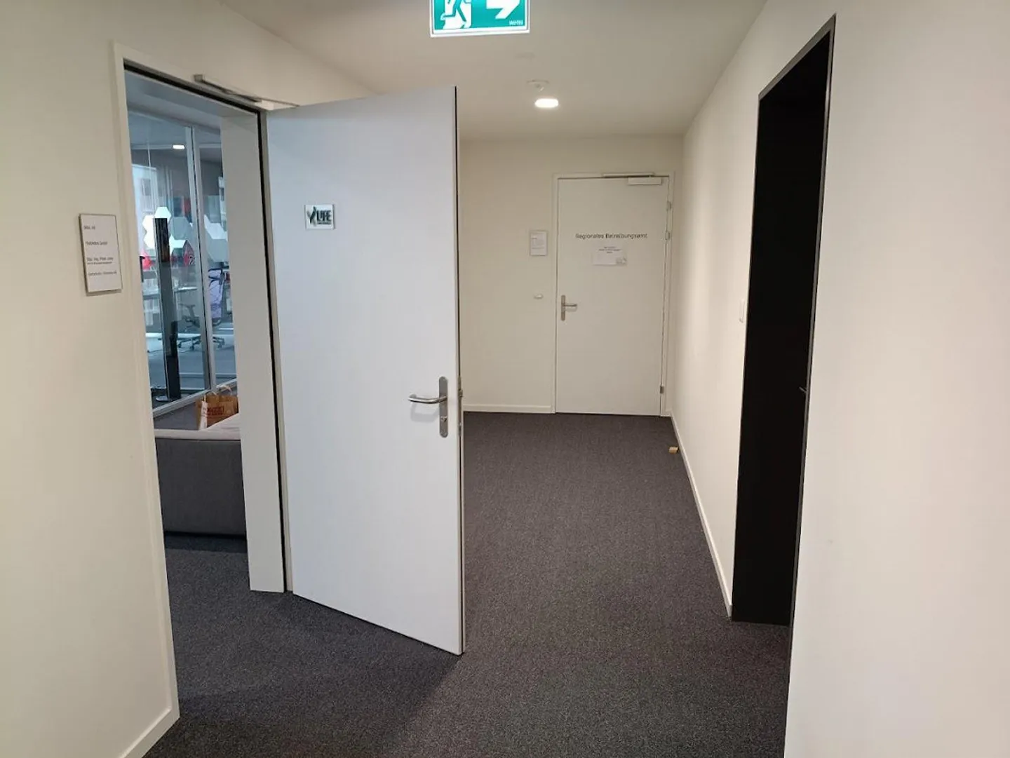 Ufficio luminoso con vista sul Reno in una bella comunità di uffici - Foto 3 di 8