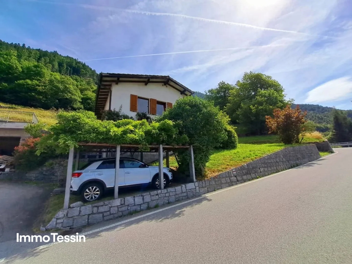 Maison charmante dans un endroit calme avec jardin et terrasse offrant une vue fantastique sur le monde montagneux du Tessin - Photo 1 sur 13