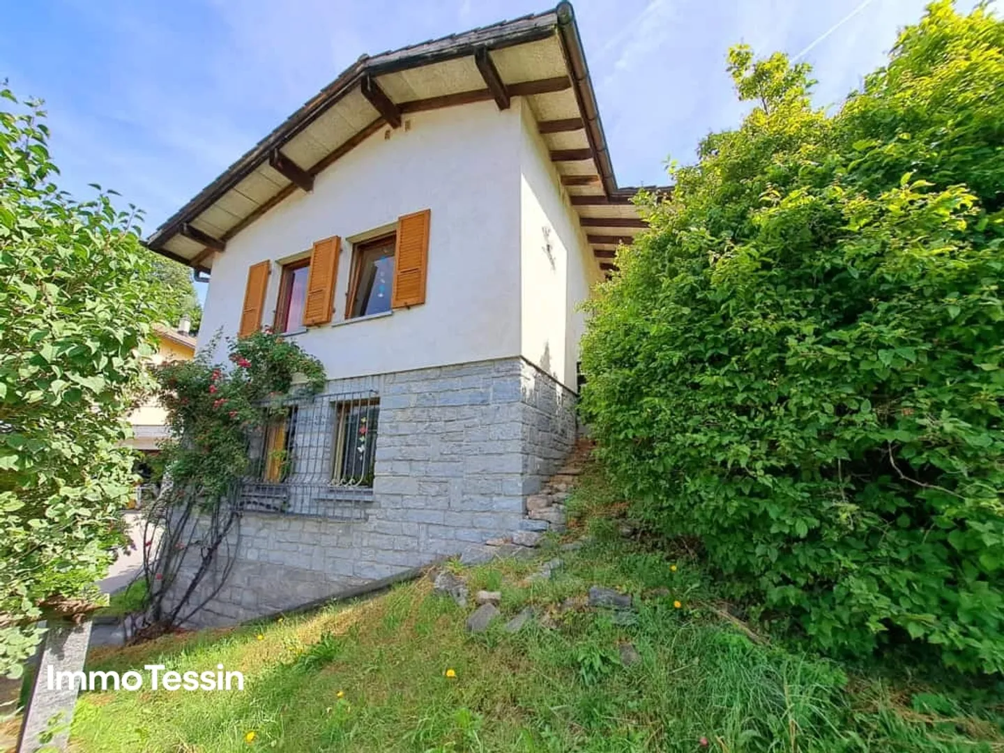 Maison charmante dans un endroit calme avec jardin et terrasse offrant une vue fantastique sur le monde montagneux du Tessin - Photo 4 sur 13