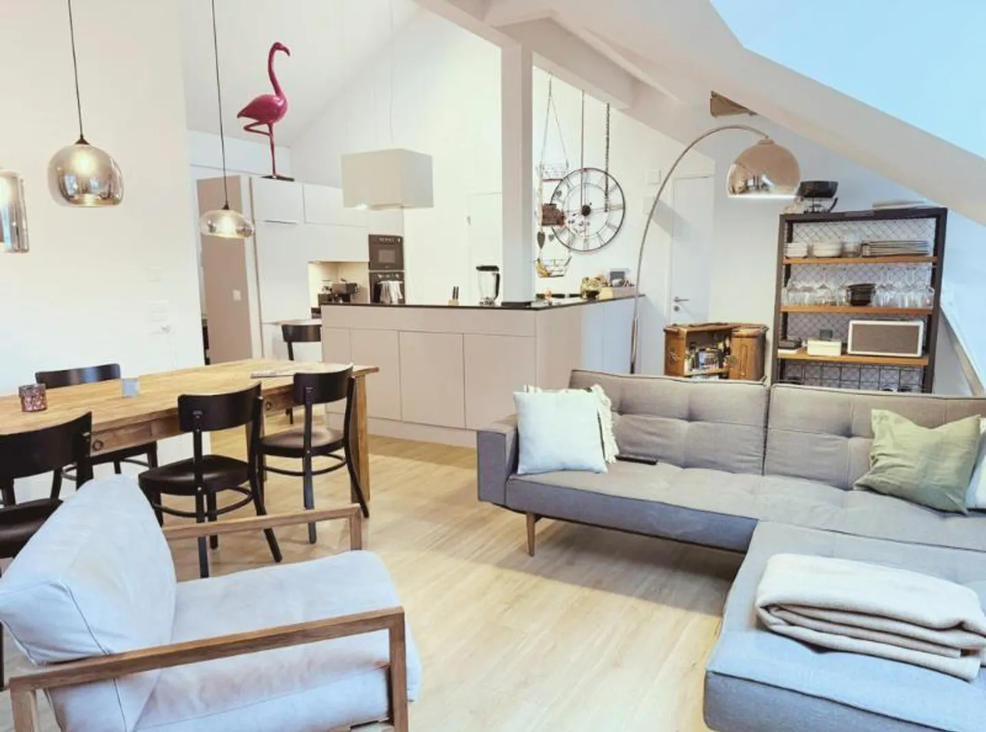 Modern & Central Penthouse Apartment with View - Photo 6 of 10