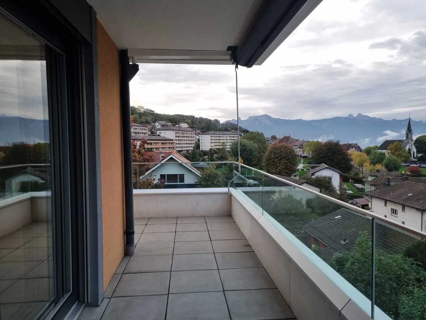 Luxurious 4.5-room apartment with a view of the lake and the Alps - Photo 11 of 12