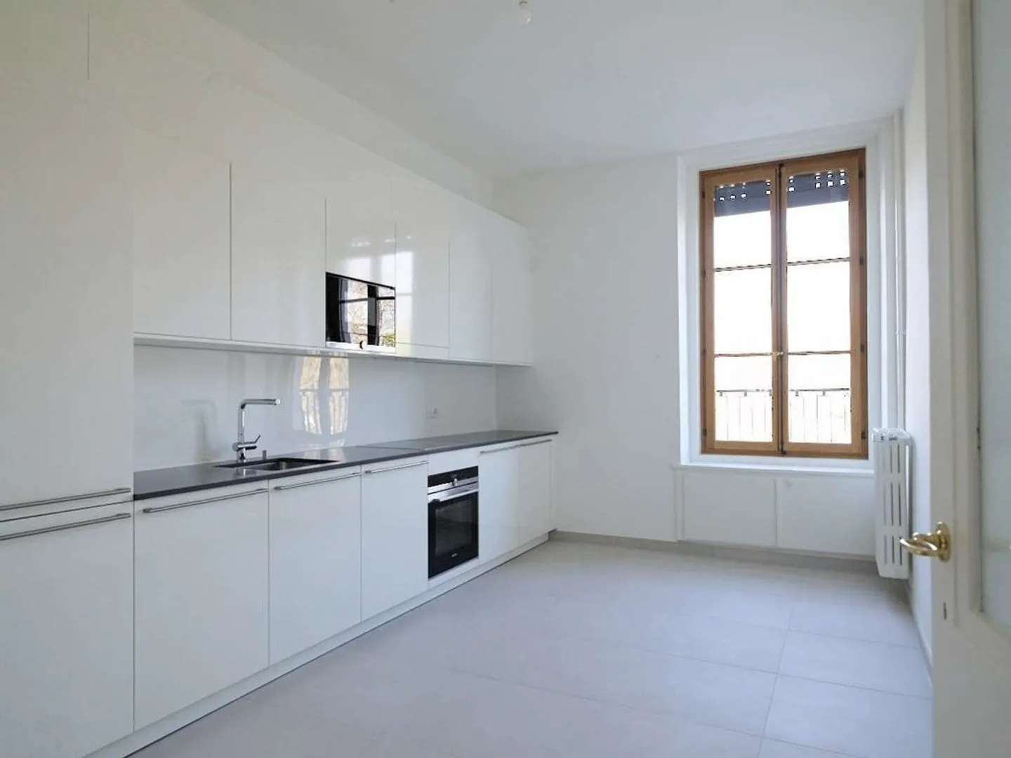 Hochwertige Wohnung komplett renoviert mit Blick auf den See - Foto 2 von 8