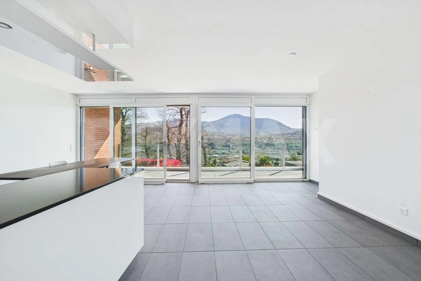 Elegant and bright 3½ room apartment in Gravesano with panoramic view - Photo 9 of 13