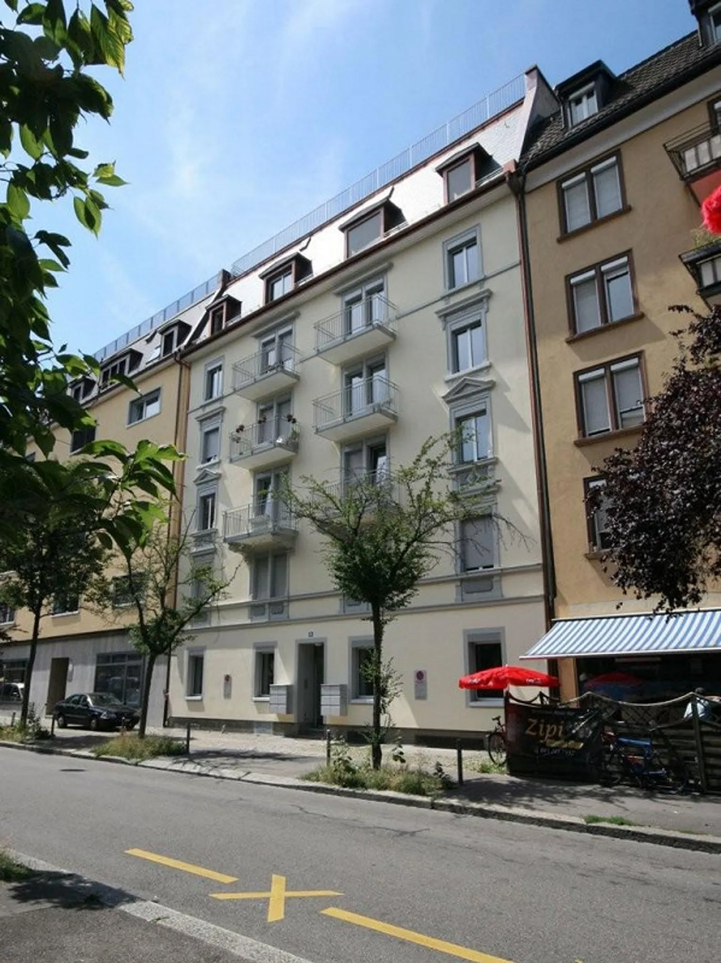 Appartement rénové dans un quartier urbain - Photo 2 sur 7