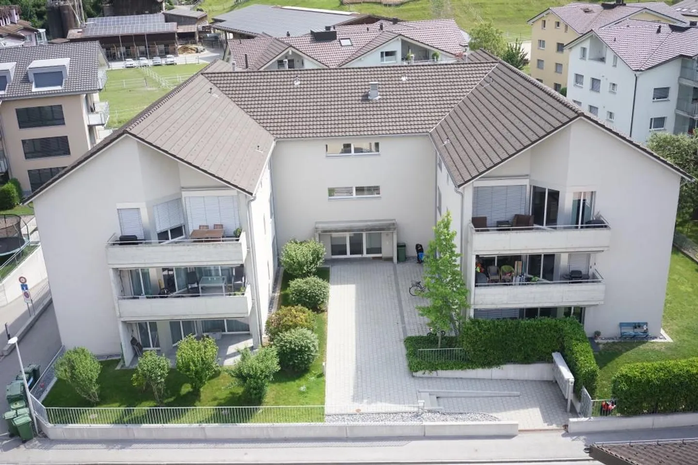 Modernes Mehrfamilienhaus - Foto 1 von 9