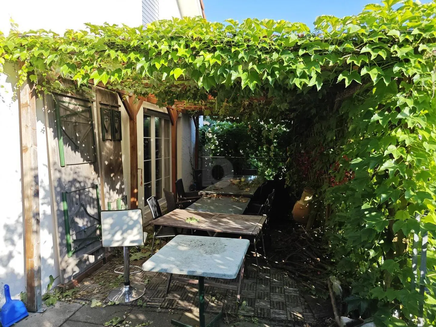 DETACHED, SPACIOUS WITH GARDEN - Photo 4 of 6