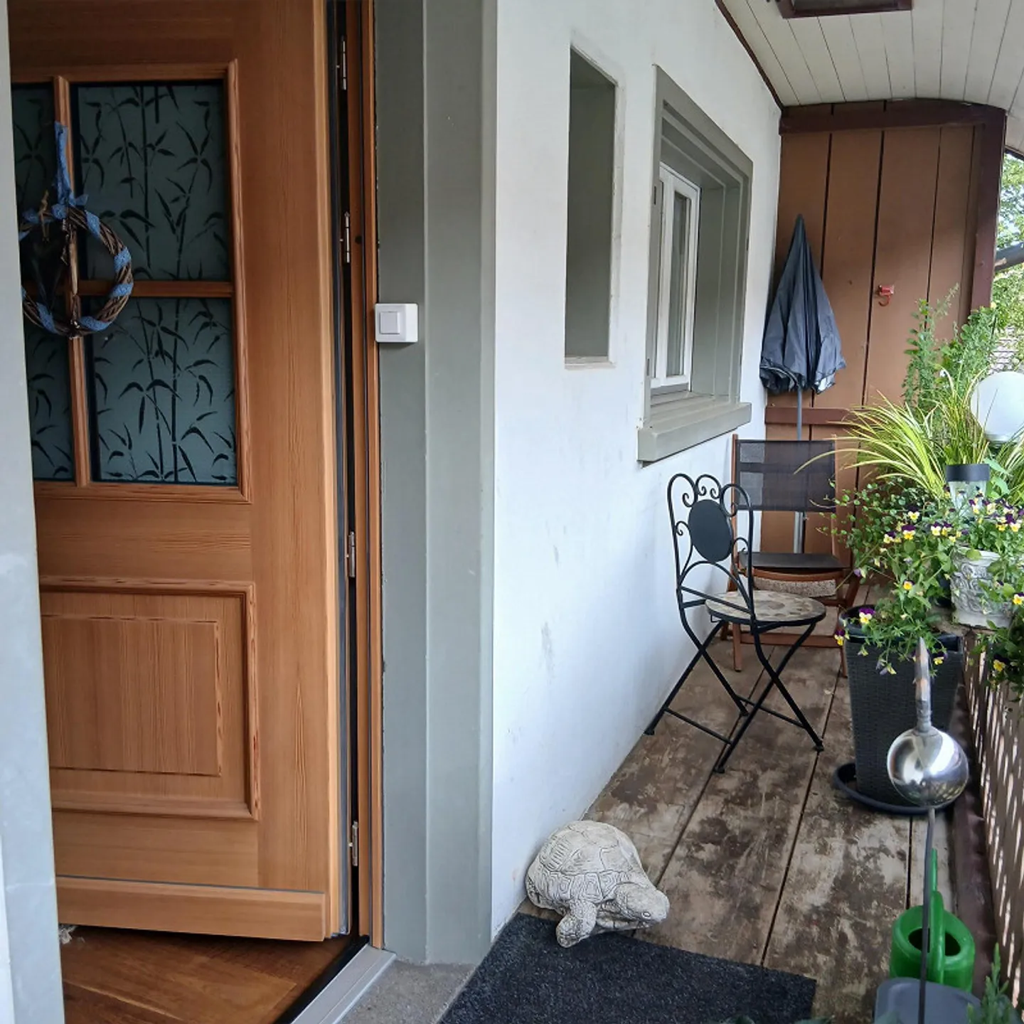 2 1/2 room apartment with separate entrance. Pets allowed - Photo 1 of 4