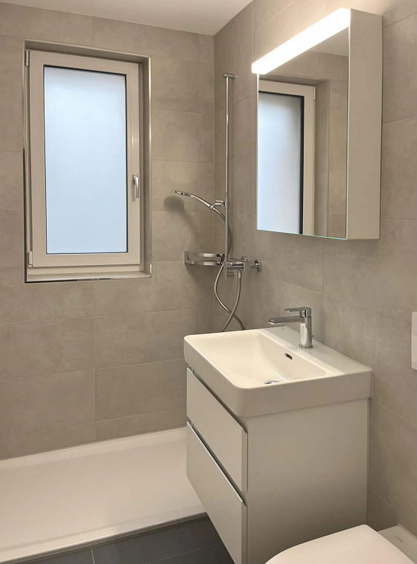 Luminoso appartamento di 3 stanze con balcone e standard moderni - Foto 4 di 6