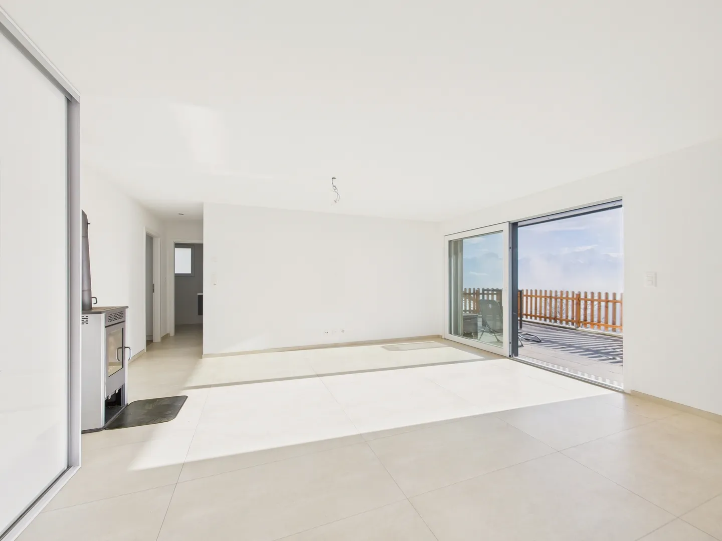 Appartamento spazioso e luminoso di 4,5 stanze con grande terrazza e vista mozzafiato sulle montagne a Miex, VS. - Foto 1 di 10