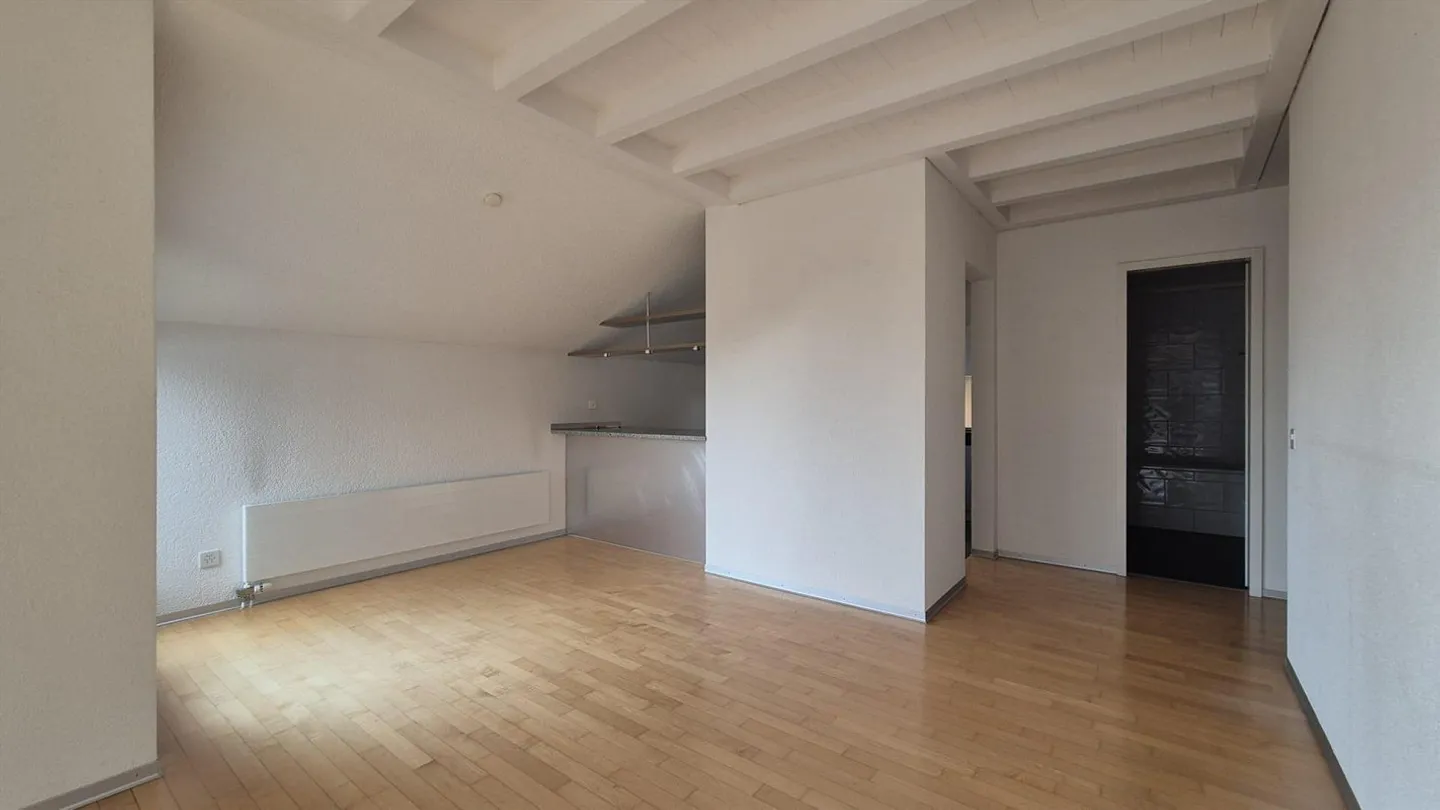 Appartement en attique attrayant de 4,5 pièces avec vue - Photo 3 sur 9