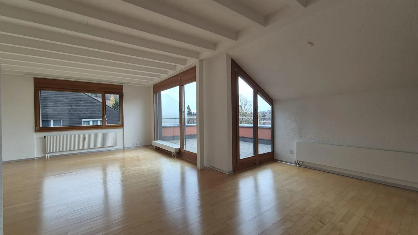 Appartement en attique attrayant de 4,5 pièces avec vue - Photo 4 sur 9