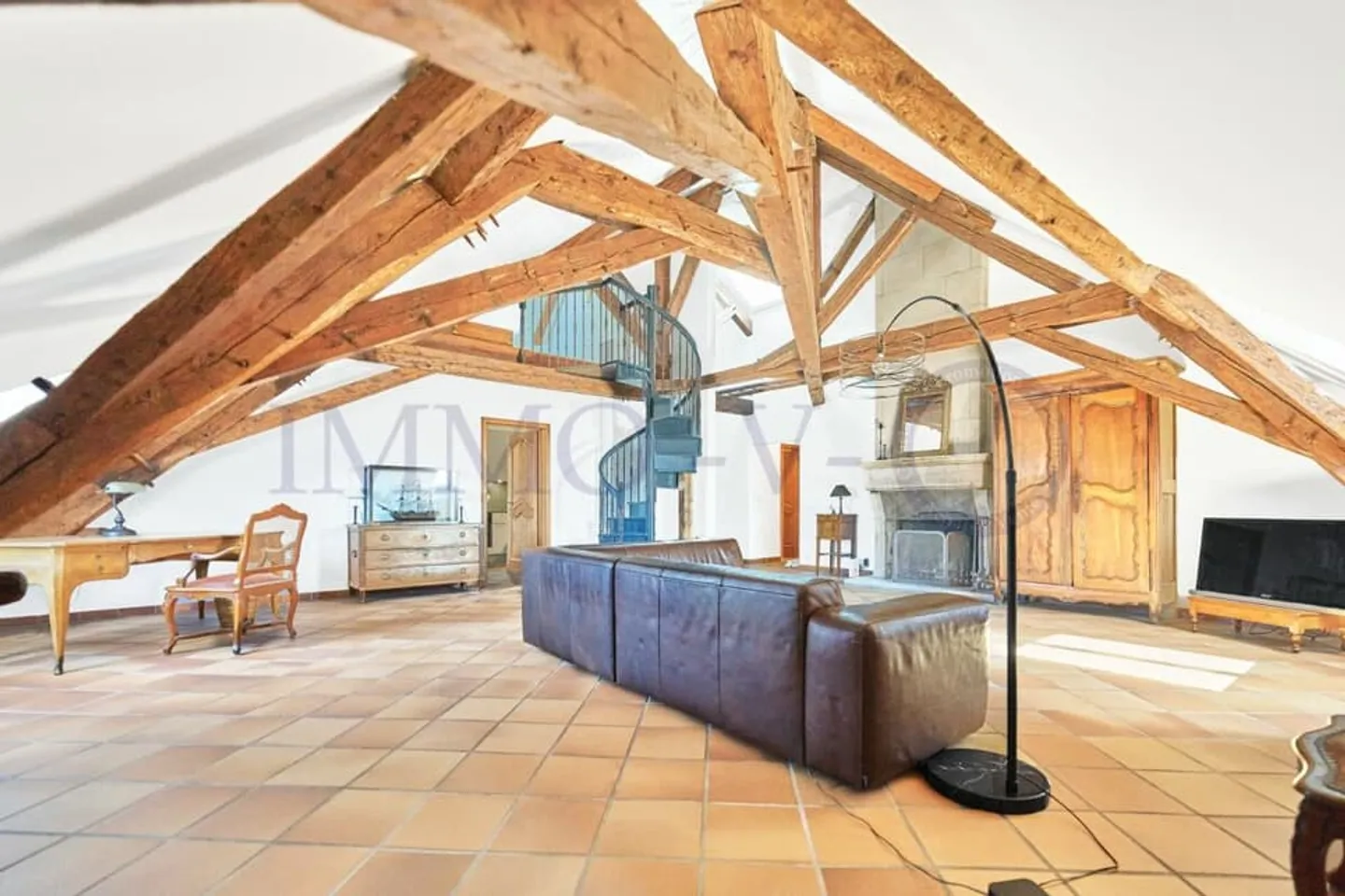 SPACIEUX AVEC CACHET ET EMPLACEMENT IDEAL - MEUBLE - Foto 1 von 7