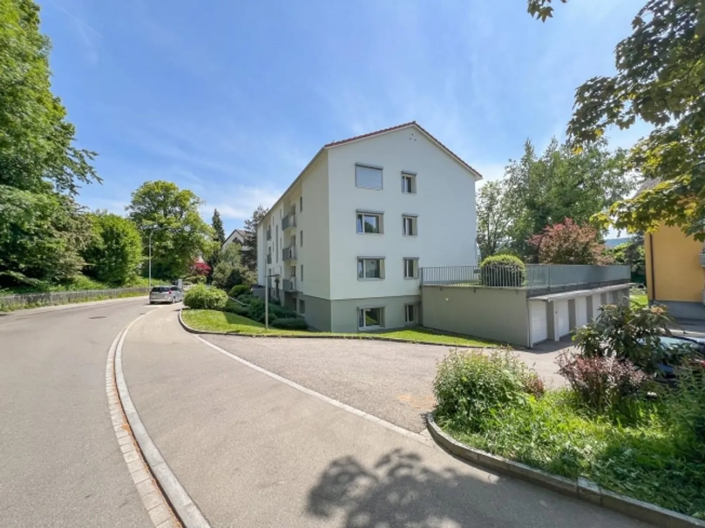Mehrfamilienhaus auf grosszügigem Grundstück - Foto 2 von 9