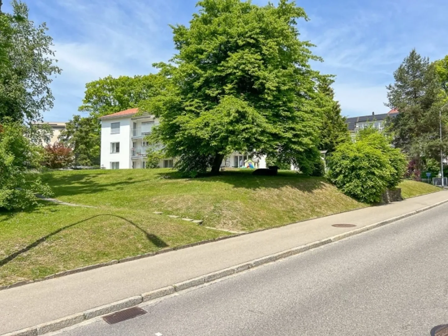 Mehrfamilienhaus auf grosszügigem Grundstück - Foto 6 von 9