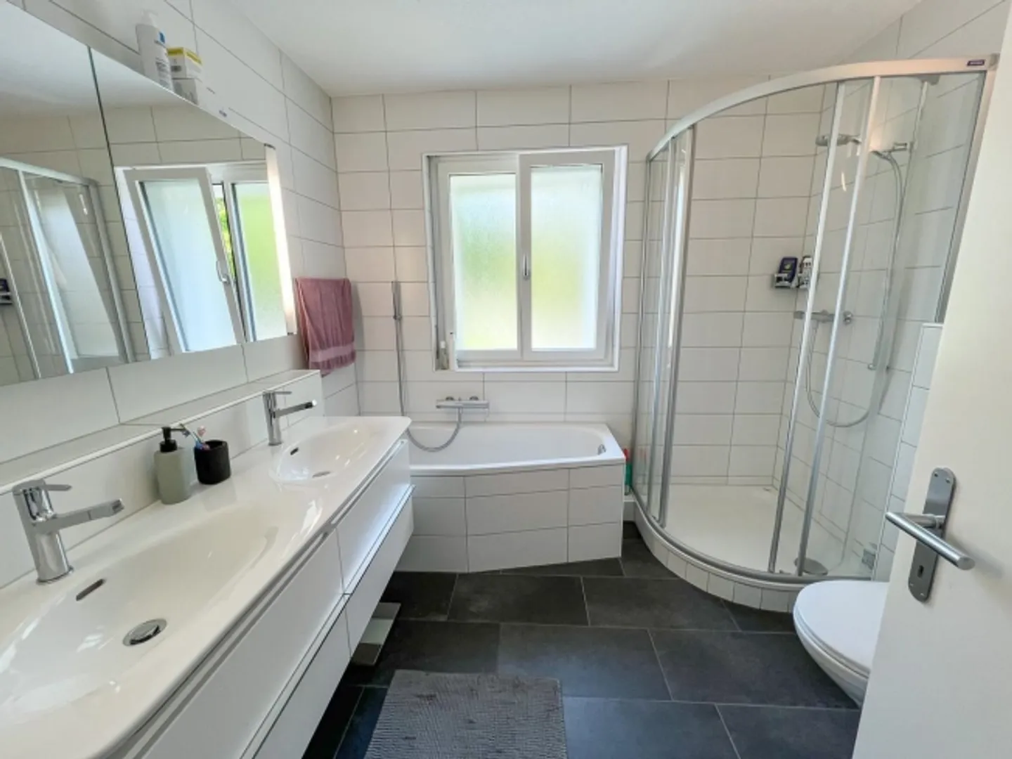 Mehrfamilienhaus auf grosszügigem Grundstück - Foto 8 von 9