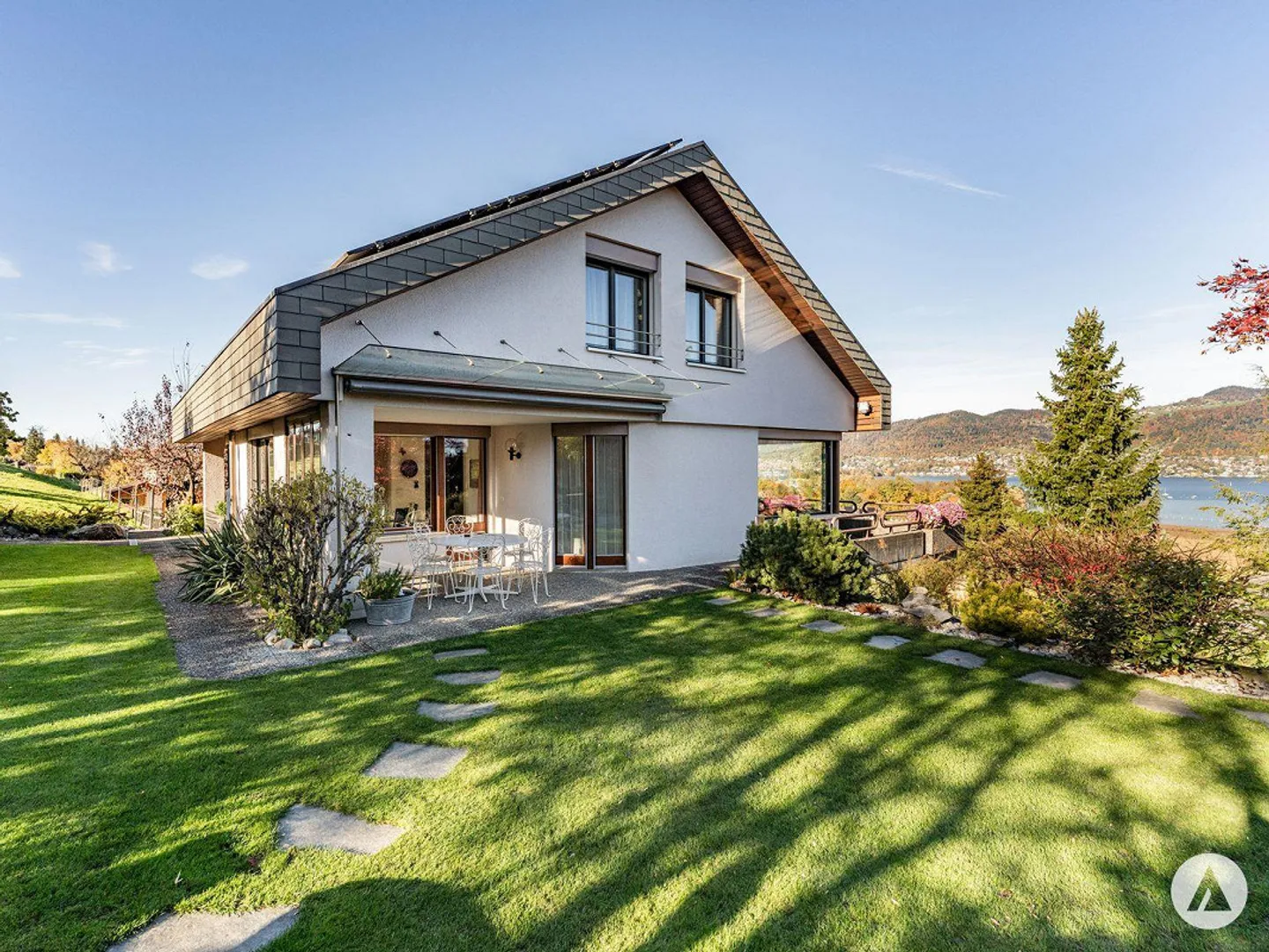 A prime location above Lake Thun - Photo 1 of 13
