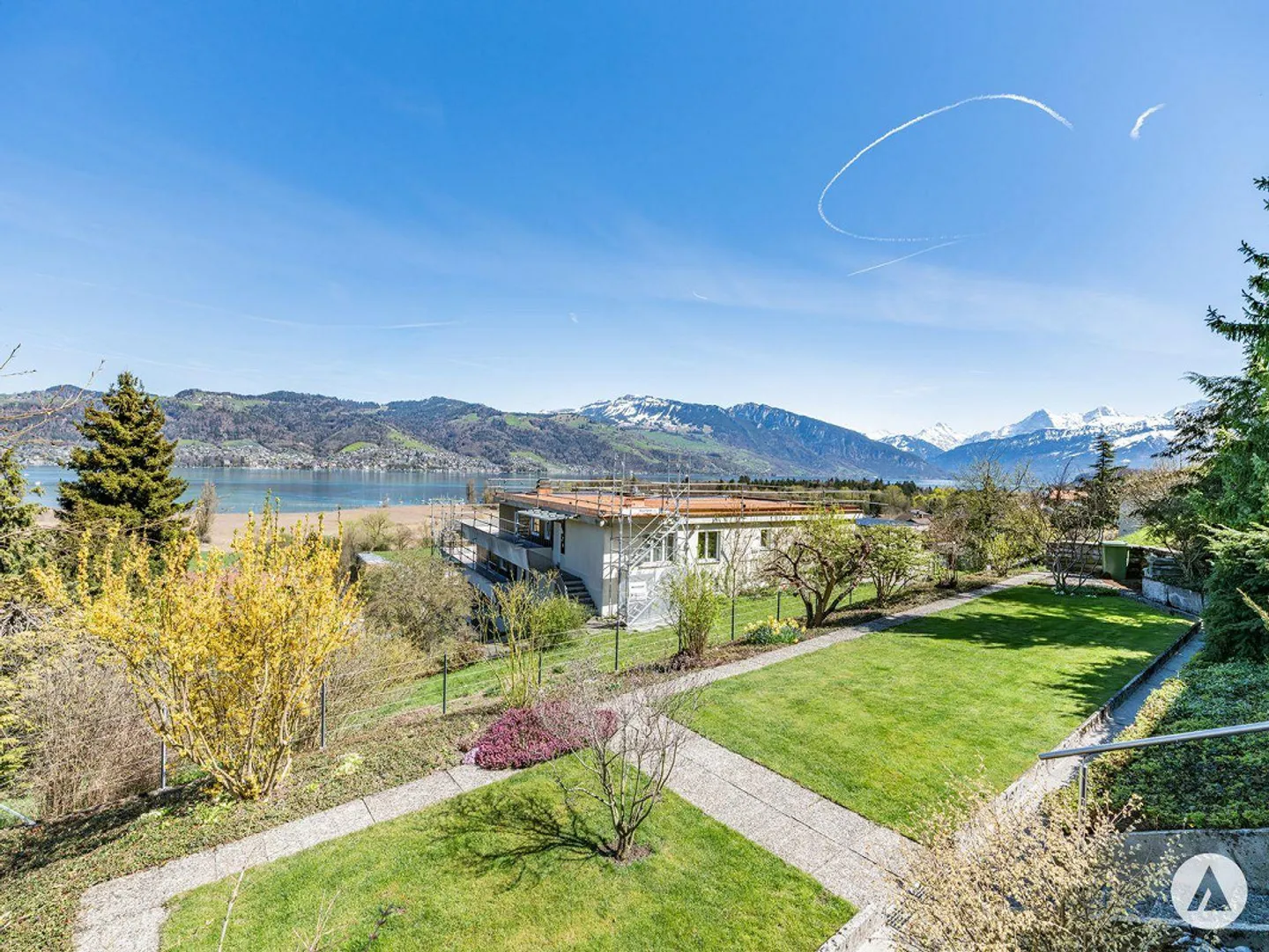 A prime location above Lake Thun - Photo 3 of 13