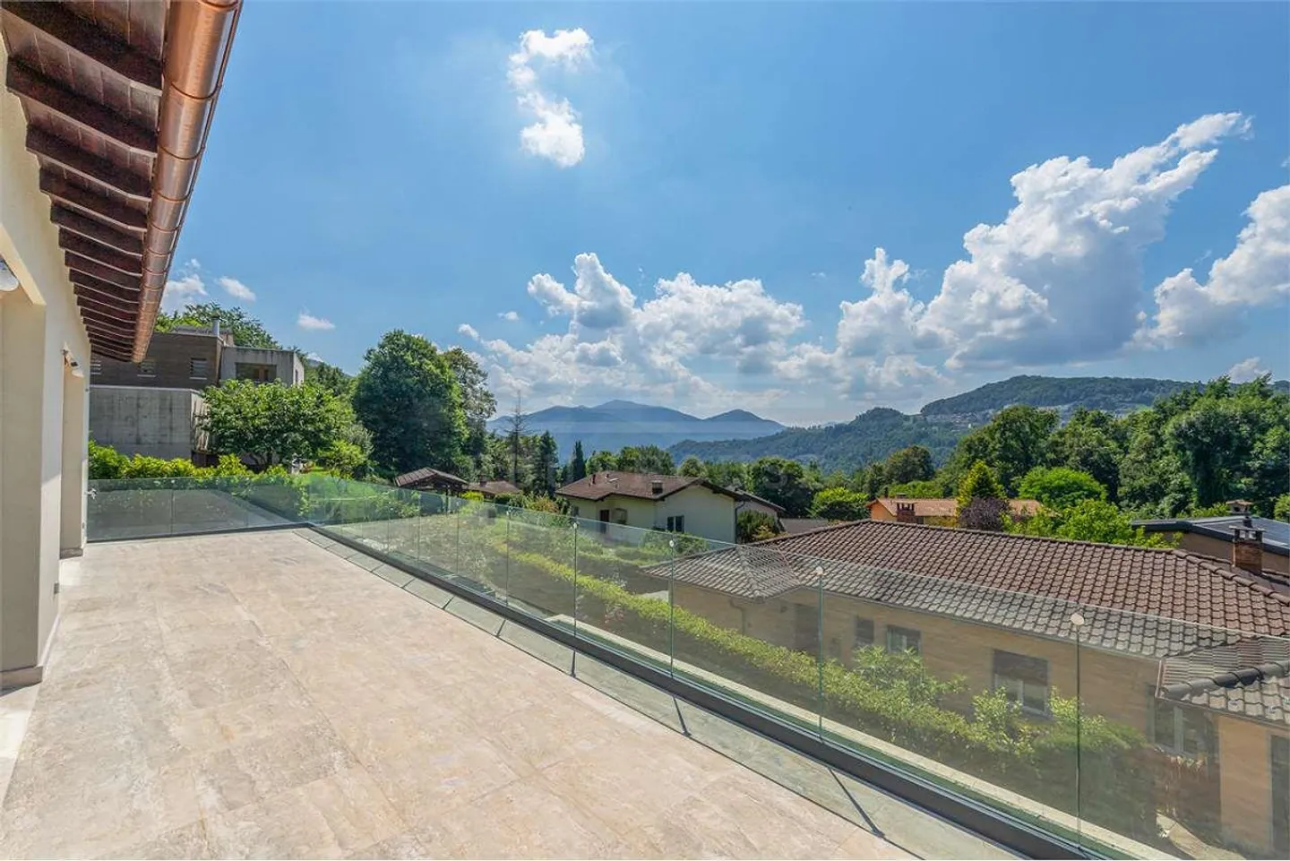 Lugano Carabbia - modern single-family house with pool for rent - Photo 1 of 13