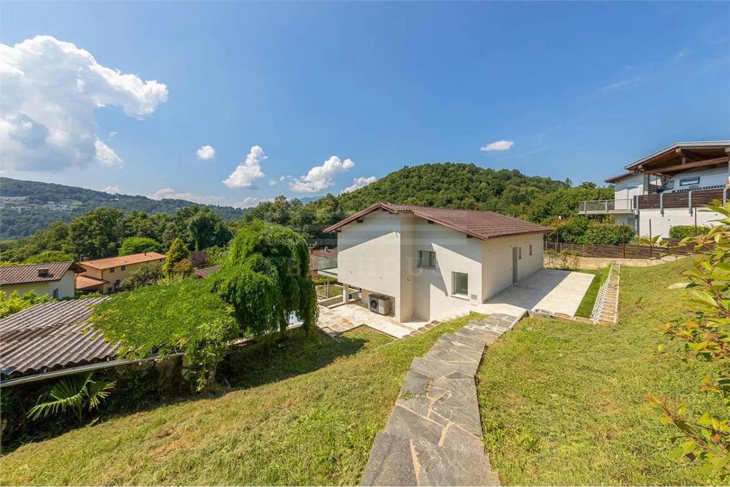 Lugano Carabbia - modern single-family house with pool for rent - Photo 3 of 13