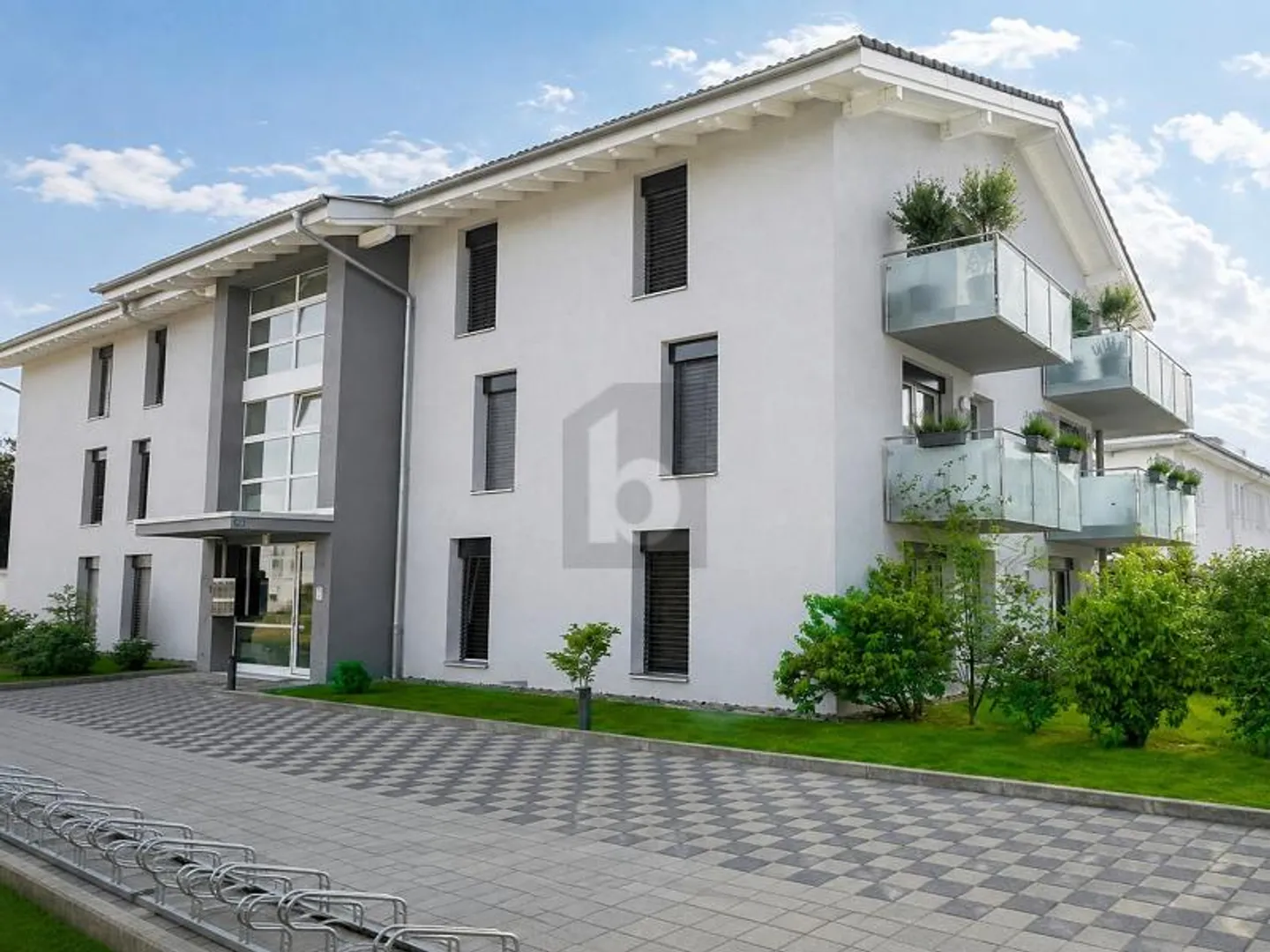 BRIGHT AND SPACIOUS WITH GARDEN - Photo 2 of 6
