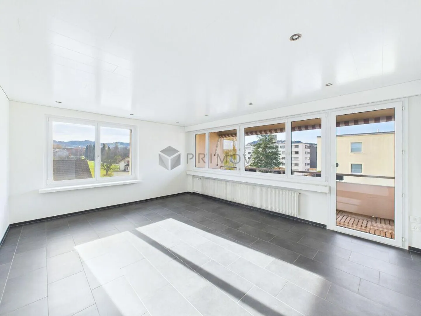 Light-flooded 4.5-room penthouse with evening sun, lift and D... - Photo 3 of 9