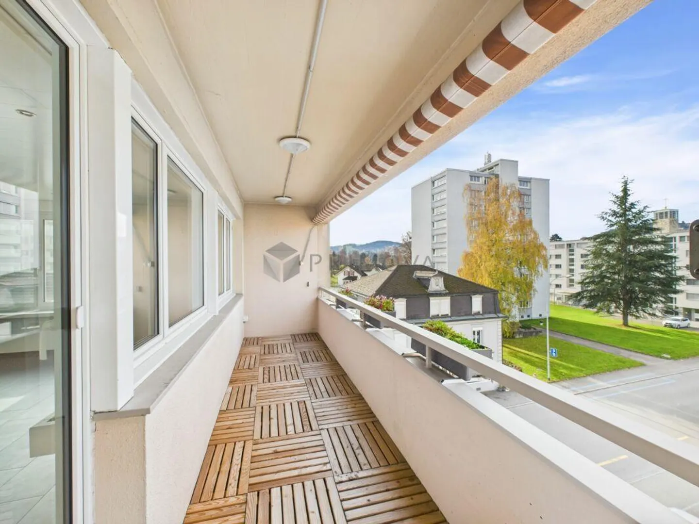 Light-flooded 4.5-room penthouse with evening sun, lift and D... - Photo 4 of 9