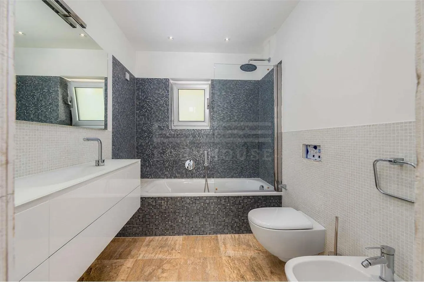 Lugano Carabbia - modern single-family house with pool for rent - Photo 13 of 13