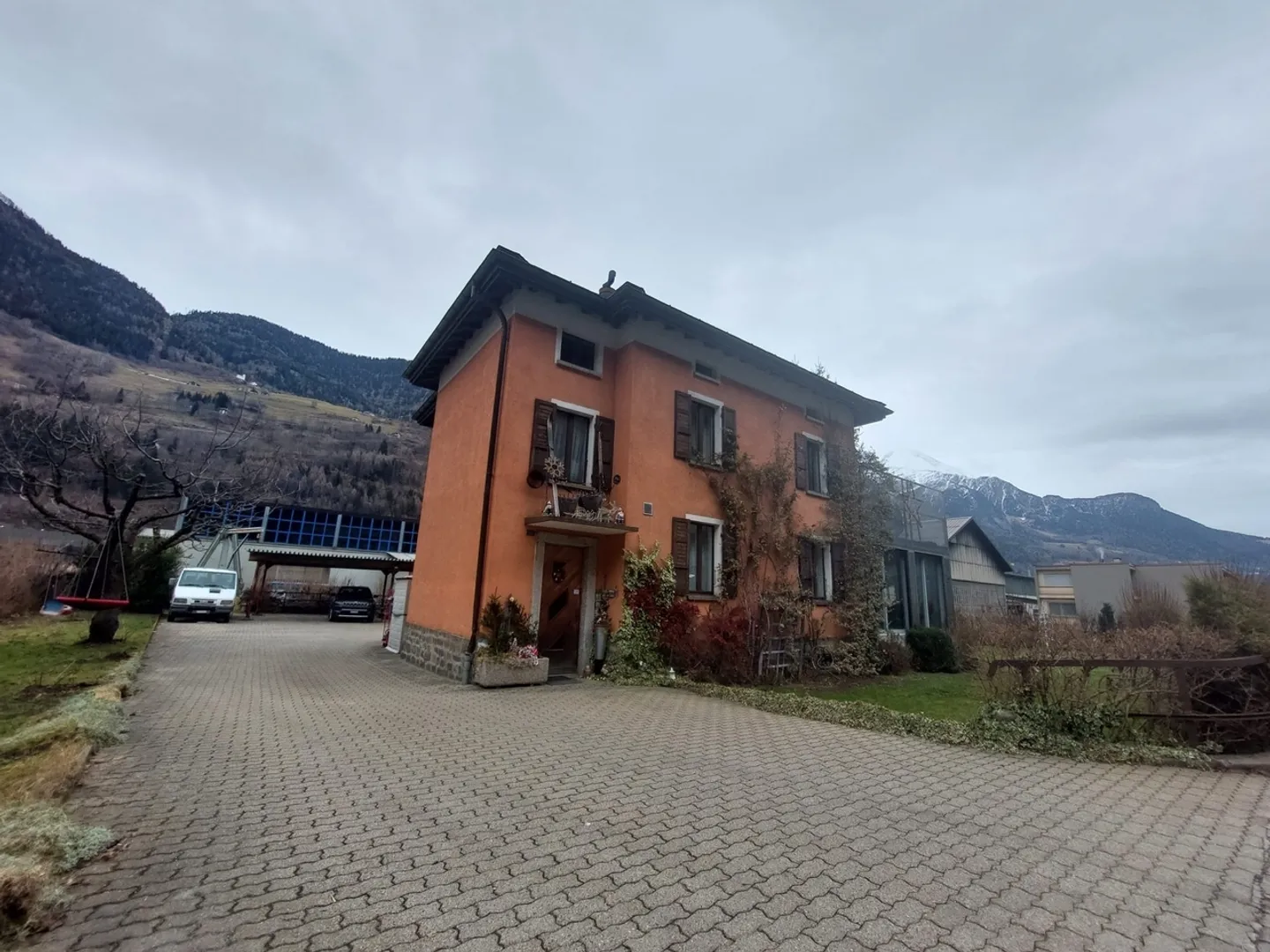 Spacious independent house with 7.5 rooms and mountain views in Piotta - Photo 1 of 6