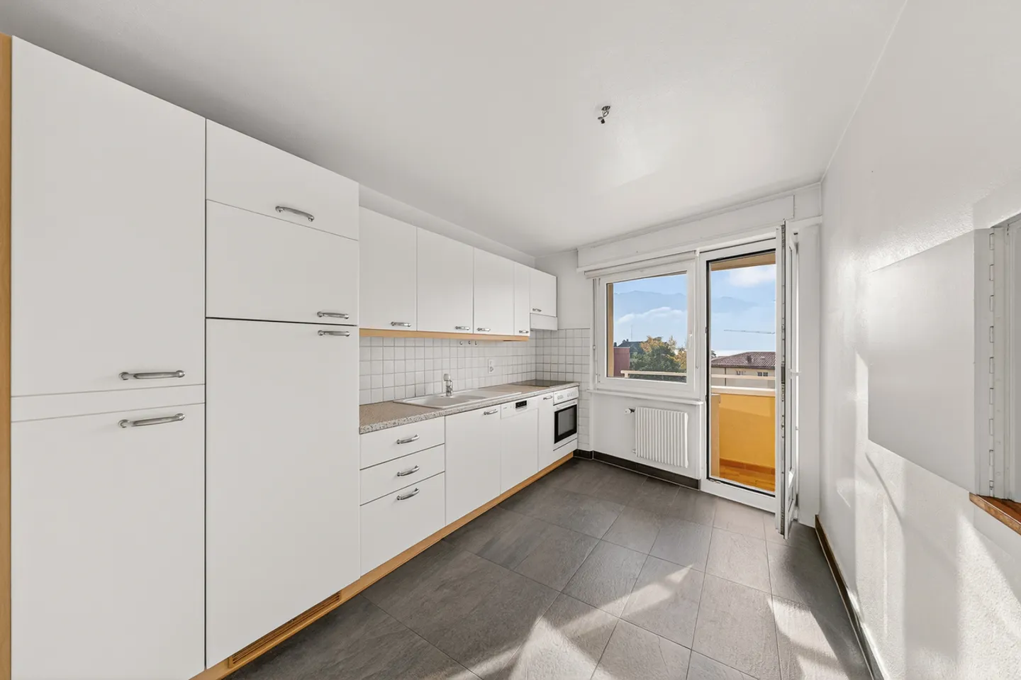 Peaceful and sought-after neighborhood, 4.5 rooms to refresh - Photo 3 of 15