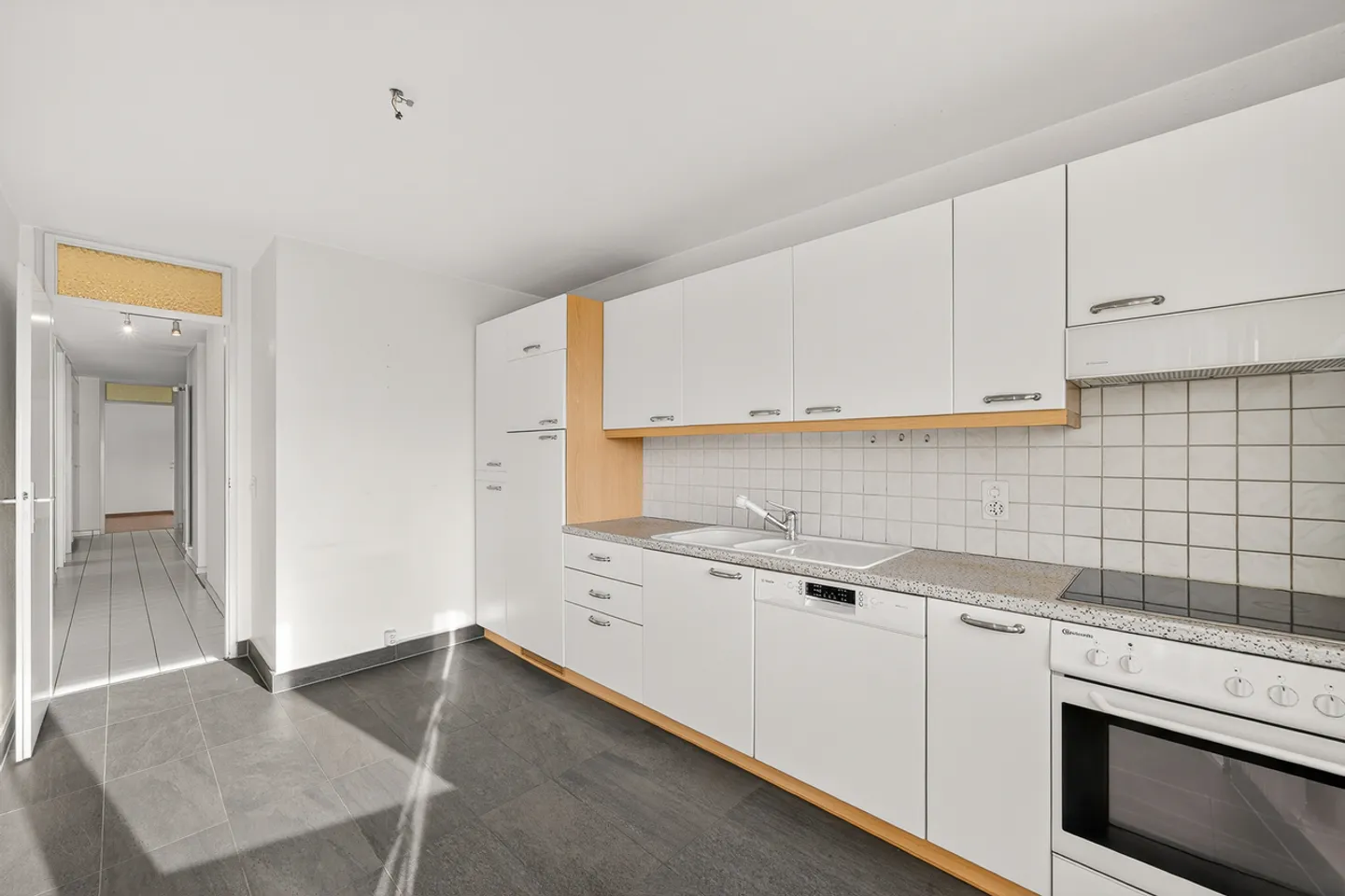 Peaceful and sought-after neighborhood, 4.5 rooms to refresh - Photo 4 of 15