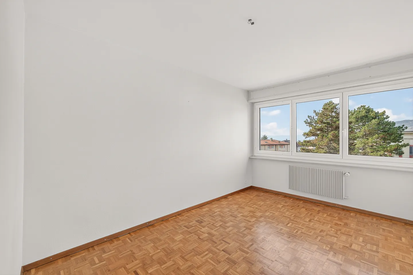 Peaceful and sought-after neighborhood, 4.5 rooms to refresh - Photo 9 of 15