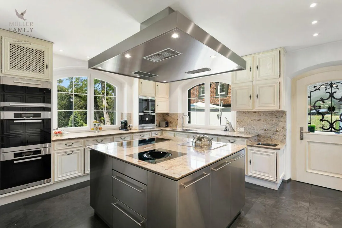 Romantic Retreat with French Accent - Exclusive Villa - Photo 10 of 13