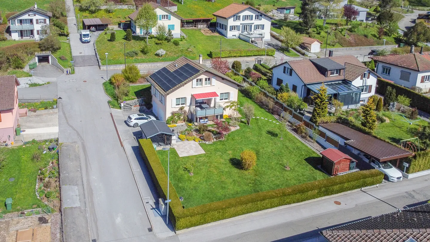Belle villa avec grand jardin et garages à Couvet - Photo 2 sur 23