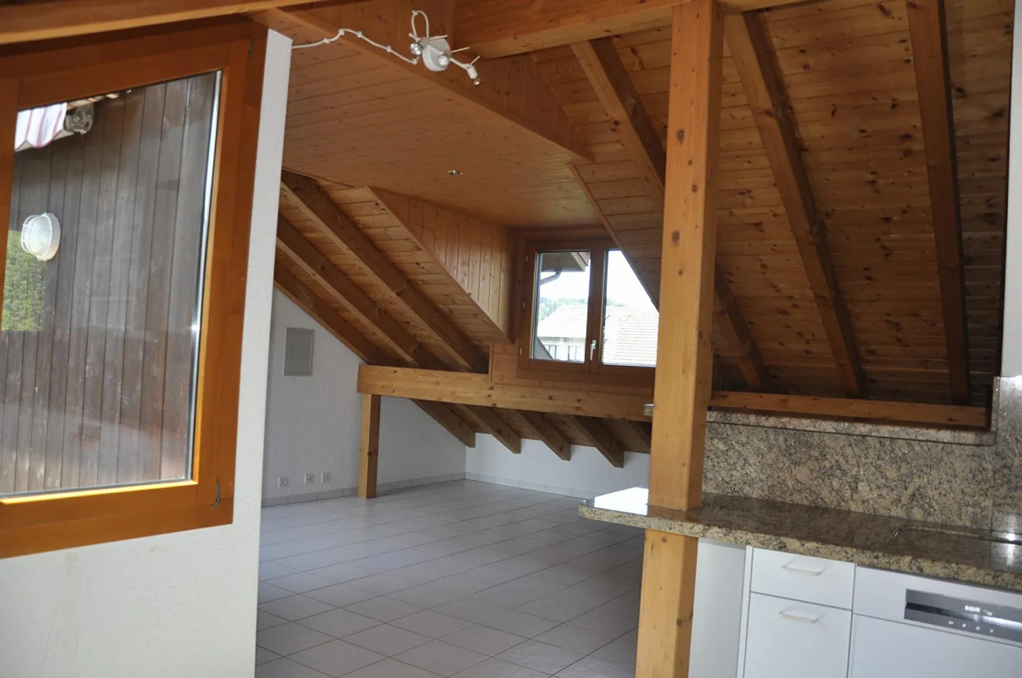 Appartement sous les combles avec beaucoup d'intimité - Photo 4 sur 9
