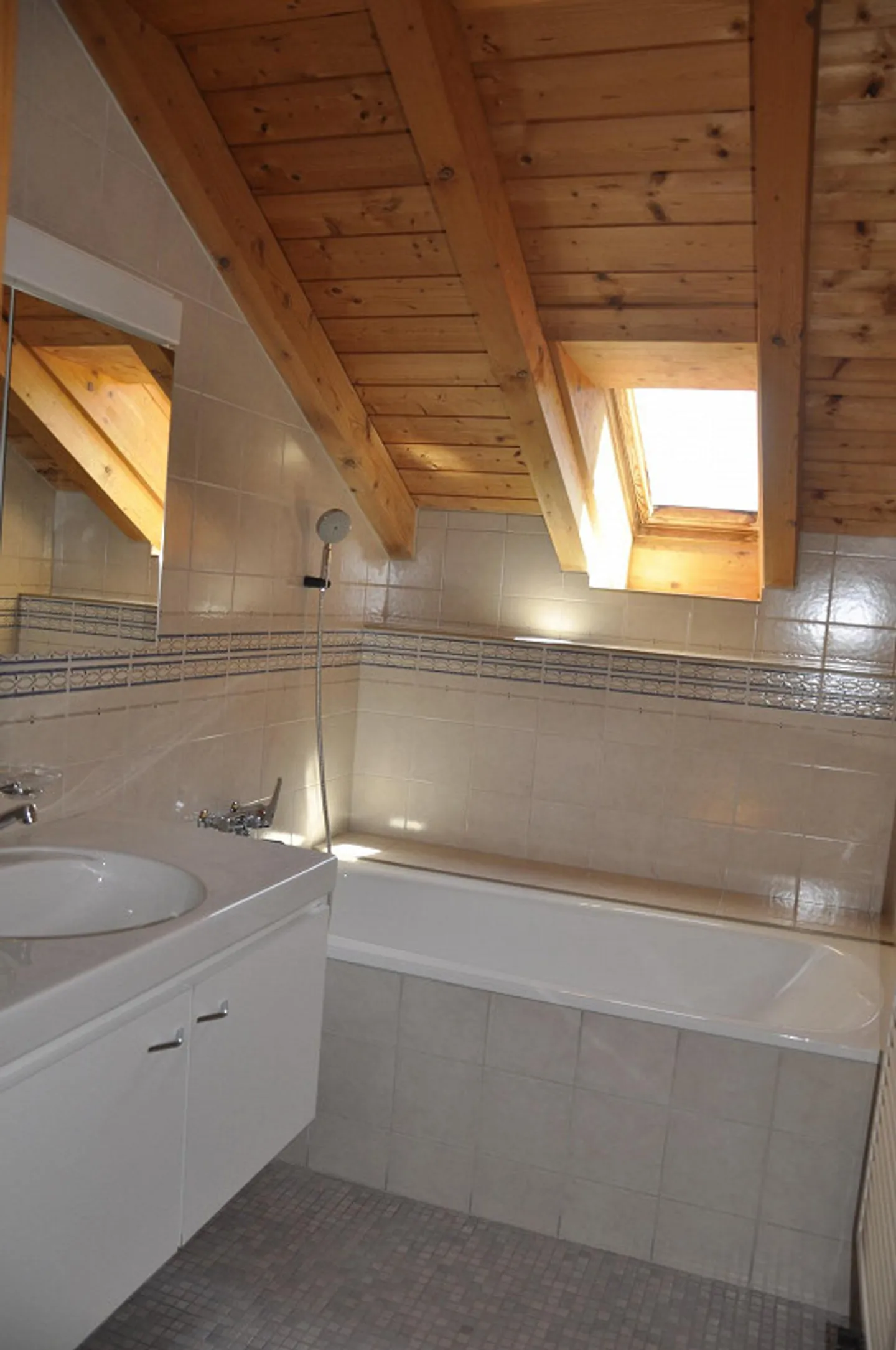 Appartement sous les combles avec beaucoup d'intimité - Photo 8 sur 9