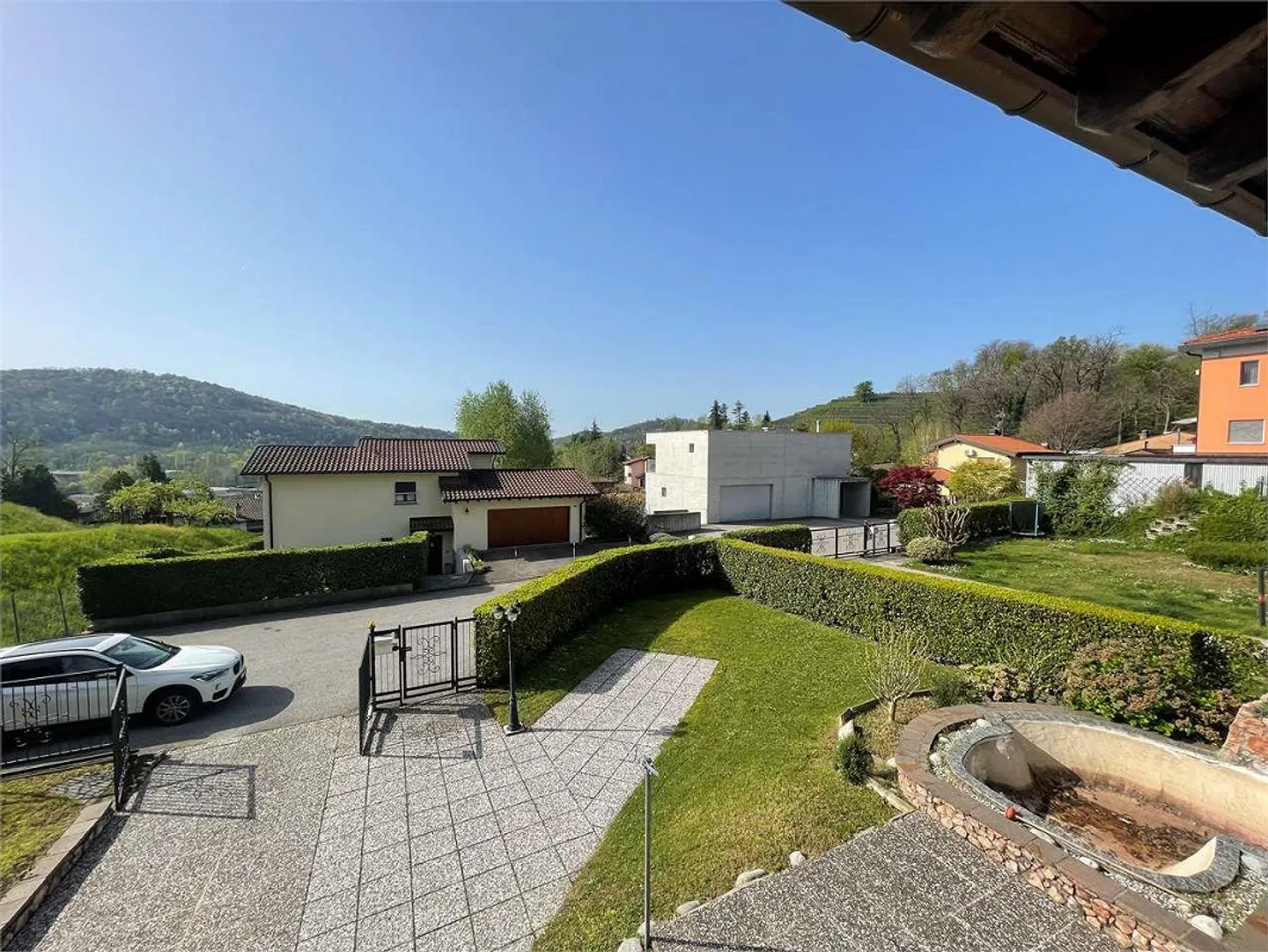 Villa bifamiliare a Stabio con ampio giardino privato - Foto 9 di 13
