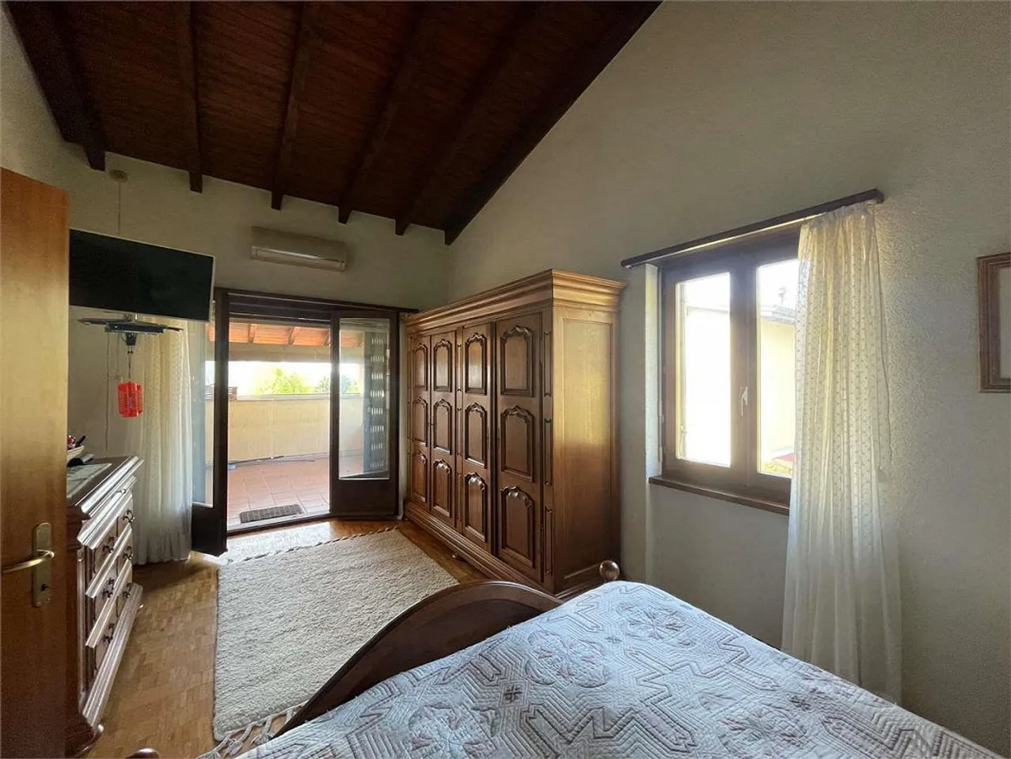 Villa bifamiliare a Stabio con ampio giardino privato - Foto 7 di 13