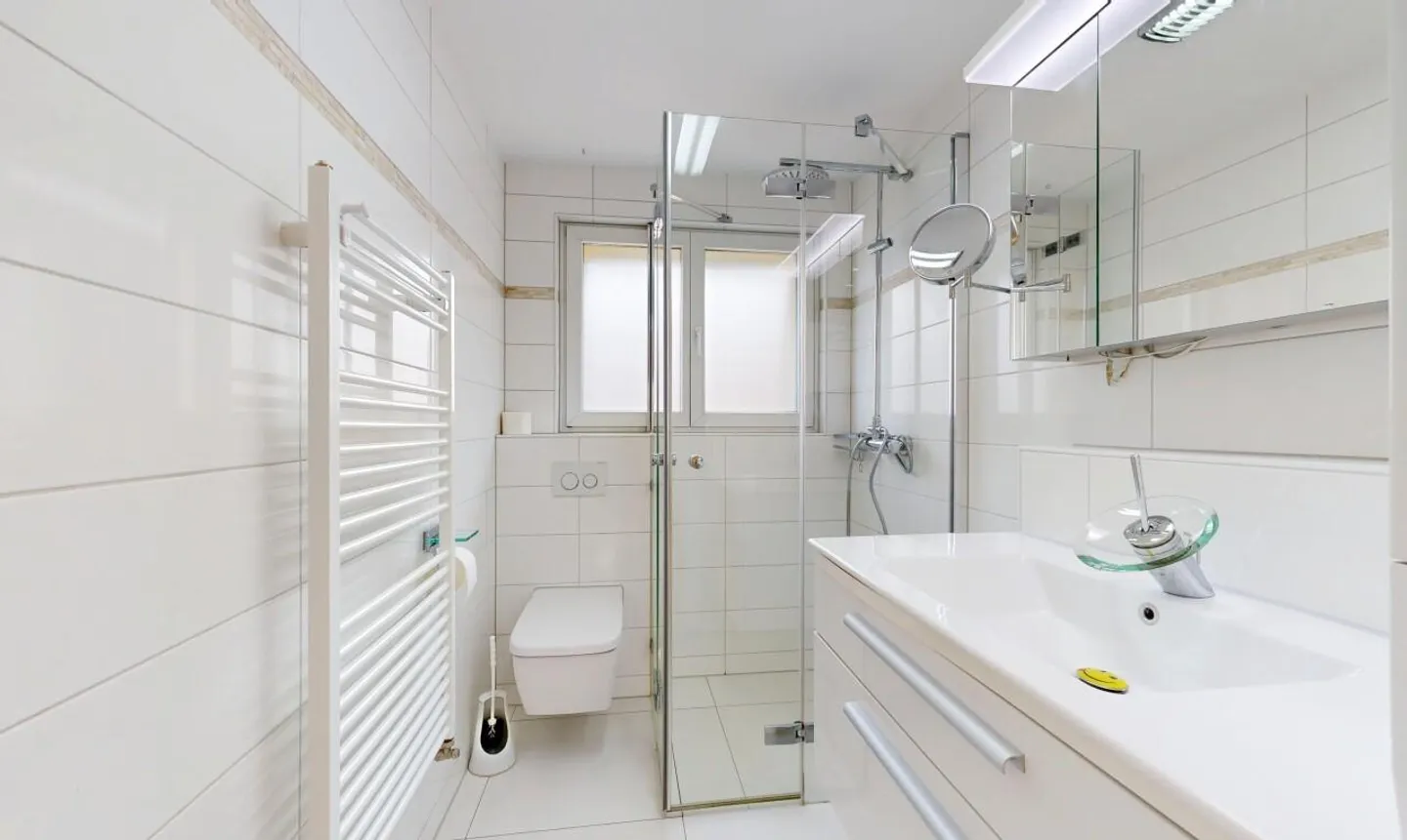 Single-family house with a separate apartment in a quiet but central location - Photo 8 of 11