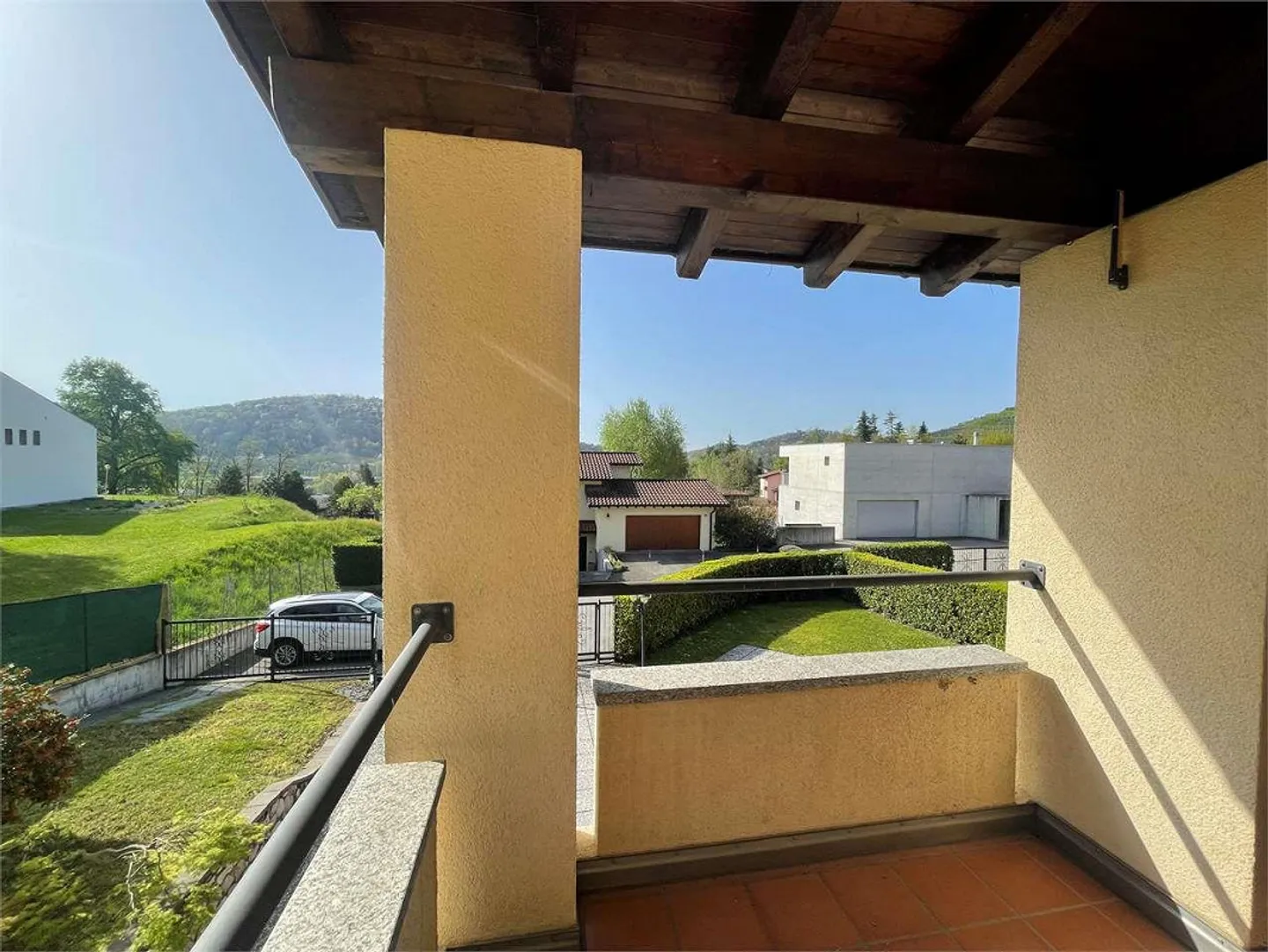 Villa bifamiliare a Stabio con ampio giardino privato - Foto 10 di 13