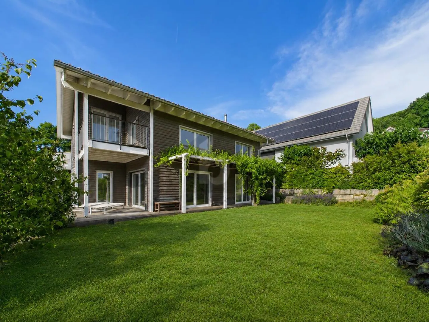 DURABLE, AVEC MAISON INTELLIGENTE ET SYSTÈME SOLAIRE - Photo 1 sur 6