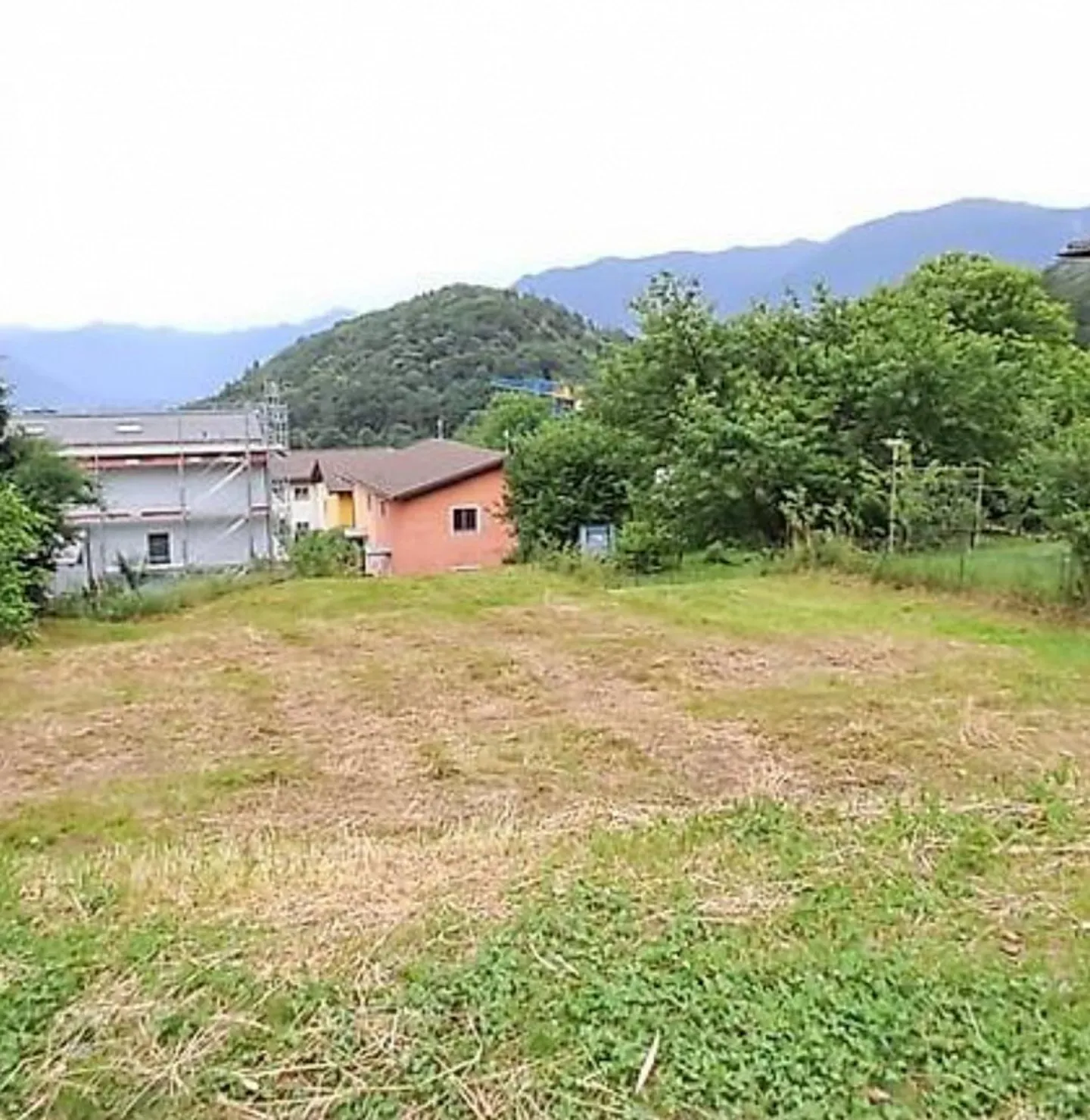 Terrain avec vue partielle sur le lac à Arcegno - Photo 1 sur 2