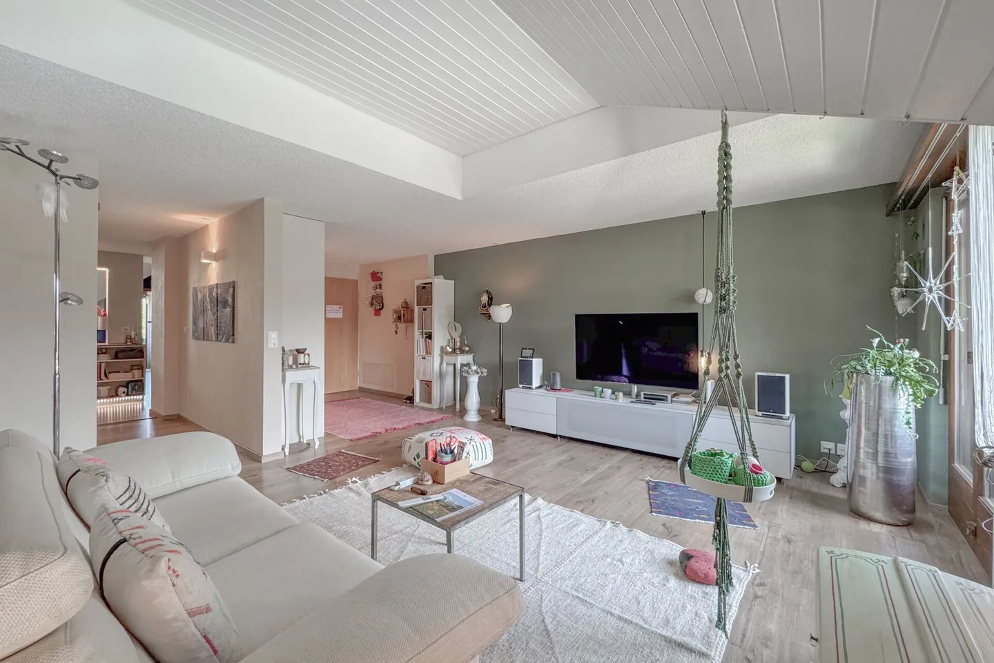 Vivre sous le toit - avec chaleur, style et vue - Photo 4 sur 13